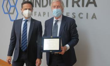 Apindustria Confapi Brescia  consegna targa riconoscimento al Presidente della Camera di Commercio Saccone